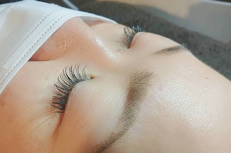 フラットラッシュって何 横浜にあるネイルサロンは 初めてお越し頂くお客様にも安心